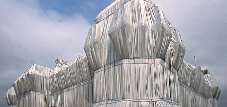 «Христо, Жанна-Клод и Дэмиен Хёрст: ткань эфемерного и "memento mori"»