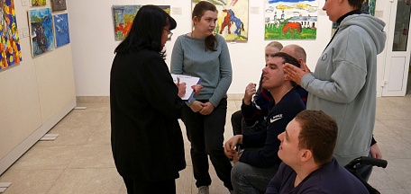 Искусство без барьеров: встреча с молодыми инвалидами на выставке «В мире животных»