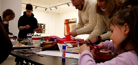 Выставку произведений текстиля и эмали с мастер-классом по созданию абстрактного натюрморта посетили центр выявления и поддержки одарённых детей и молодёжи «Полярная звезда»