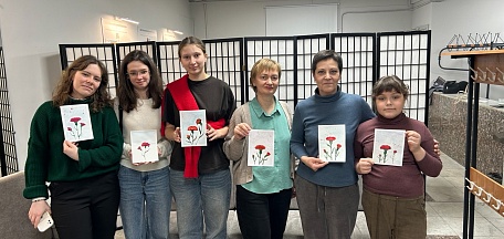 В музее состоялся акварельный мастер-класс «Цветы победы»