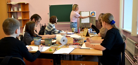 В Оленегорске открылась коллективная выставка участников музейного проекта «Сезоны современного искусства»