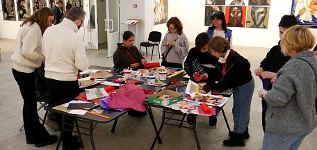 Выставку произведений текстиля и эмали с мастер-классом по созданию абстрактного натюрморта посетили центр выявления и поддержки одарённых детей и молодёжи «Полярная звезда»