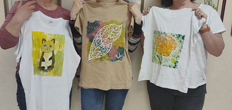 В отделе народного искусства и ремёсел прошёл мастер-класс по росписи футболки акрилом!