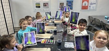 2 ноября в главном здании Мурманского областного художественного музея состоялся мастер-класс «Как приручить акварель. Прием "Мокрым по мокрому" для детей из детского сада №83