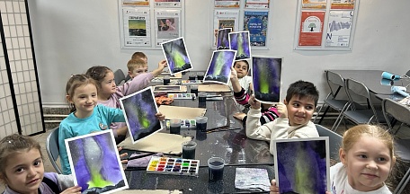 2 ноября в главном здании Мурманского областного художественного музея состоялся мастер-класс «Как приручить акварель. Прием "Мокрым по мокрому" для детей из детского сада №83